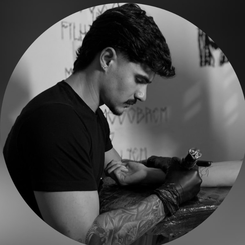 Arthur Antunes tatuando em seu estúdio